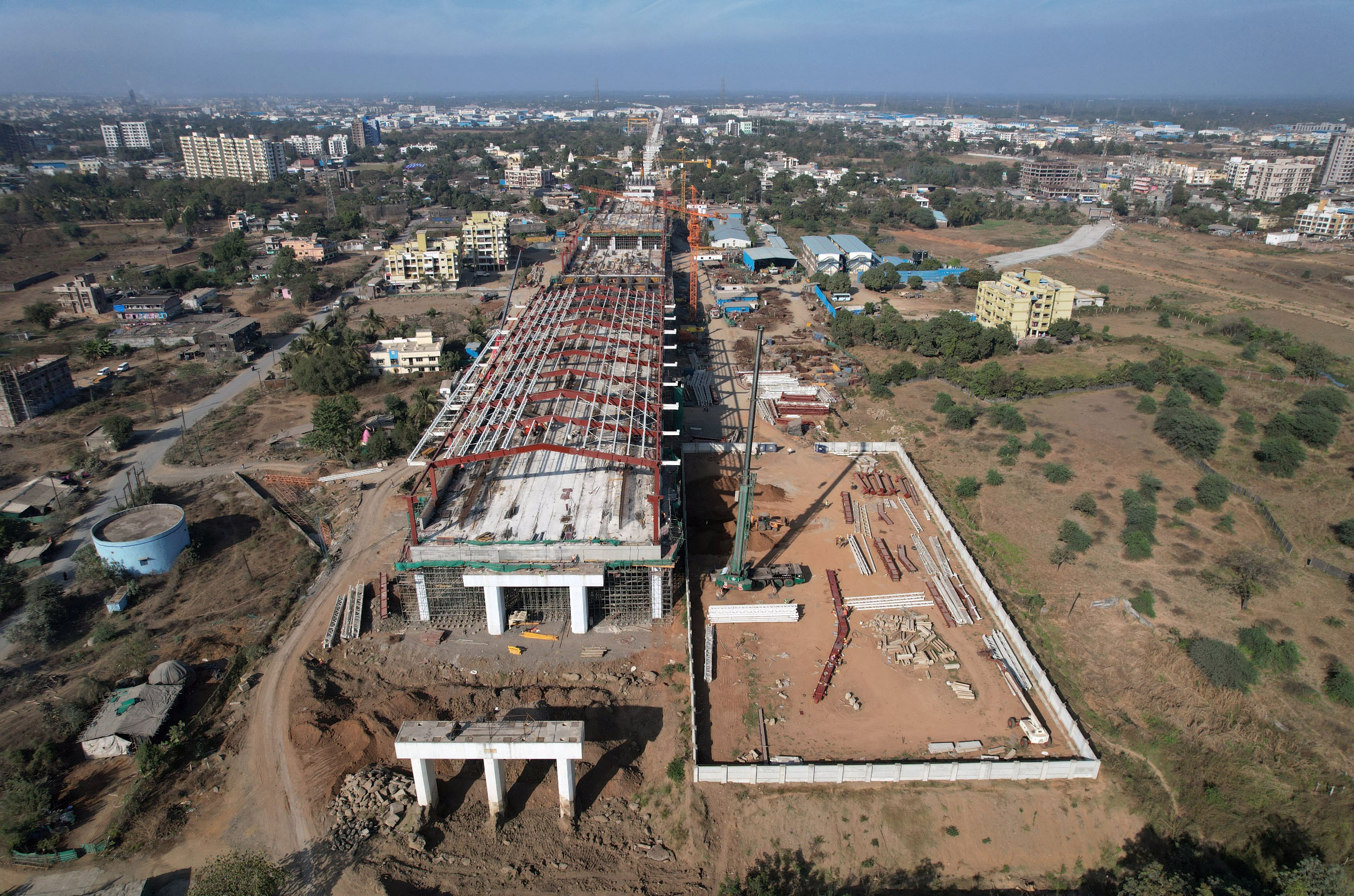 वडोदरा ज़िले में एसबीएस (ओवर-स्लंग) विधि द्वारा एमएएचएसआर वायाडक्ट का निर्माण, अक्टूबर 2023।